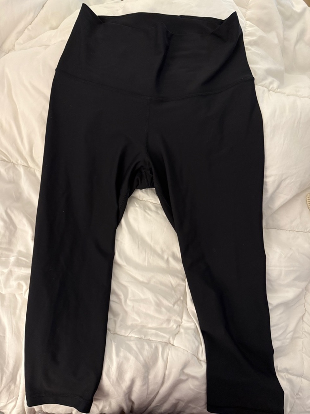 Women’s Old Navy Black High-Waist Capri Leggings